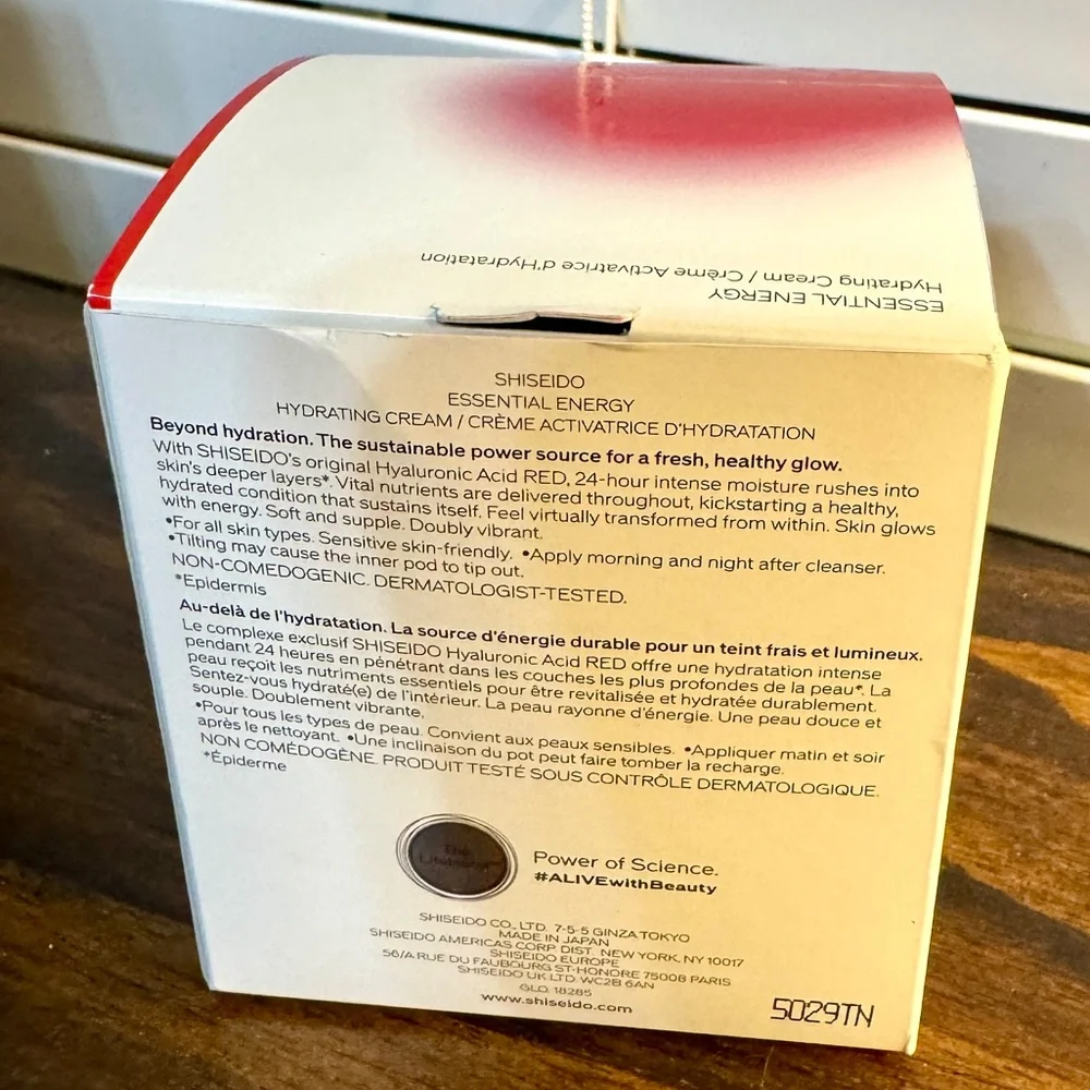 Shiseido Essential Energy Hydrating Cream - Red and White